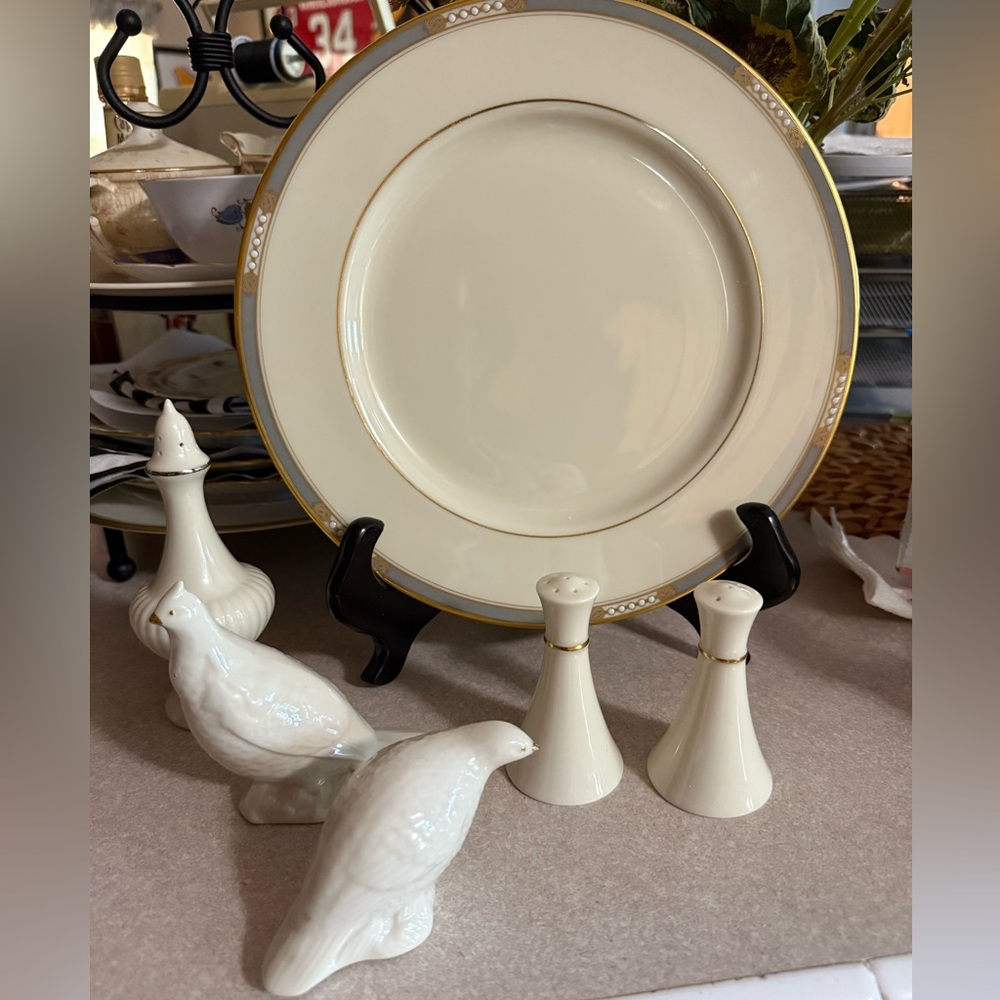 Lenox salt and pepper shaker set Cream and Gold trim .